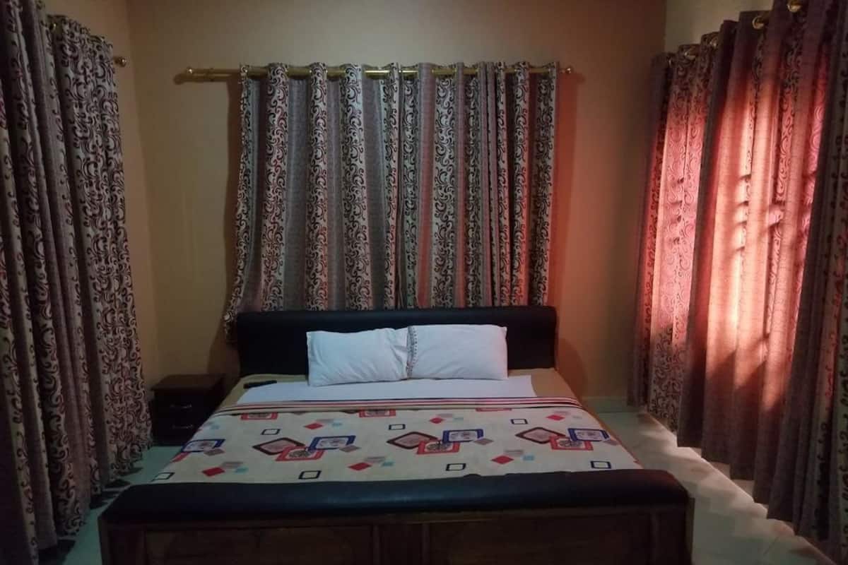 Deluxe Room, 1 Queen Bed | Desk, blackout drapes, rollaway beds (surcharge), WiFi (free)