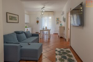 Apartment, 2 Schlafzimmer | Wohnbereich | LCD-Fernseher