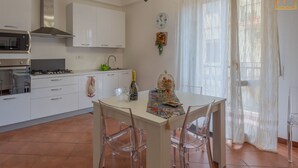 Apartemen, 2 kamar tidur | Makan di kamar