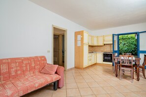 Apartamento, 2 quartos (Giardino) | Área de estar | TV 22 polegadas com canais a cabo