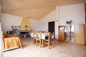 Apartment, 3 Schlafzimmer | Wohnbereich | LCD-Fernseher