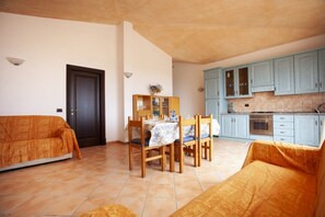 Apartment, 3 Schlafzimmer | Wohnbereich | LCD-Fernseher