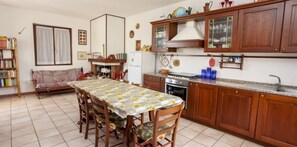 Apartment, 2 Schlafzimmer | Essbereich im Zimmer