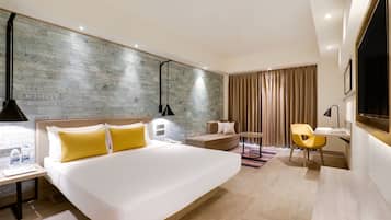 Premier Room | 1 bedroom, minibar, in-room safe, desk