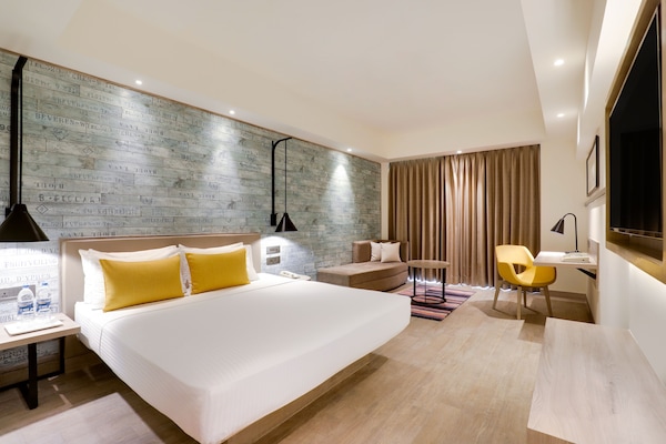 Premier Room | 1 bedroom, minibar, in-room safe, desk