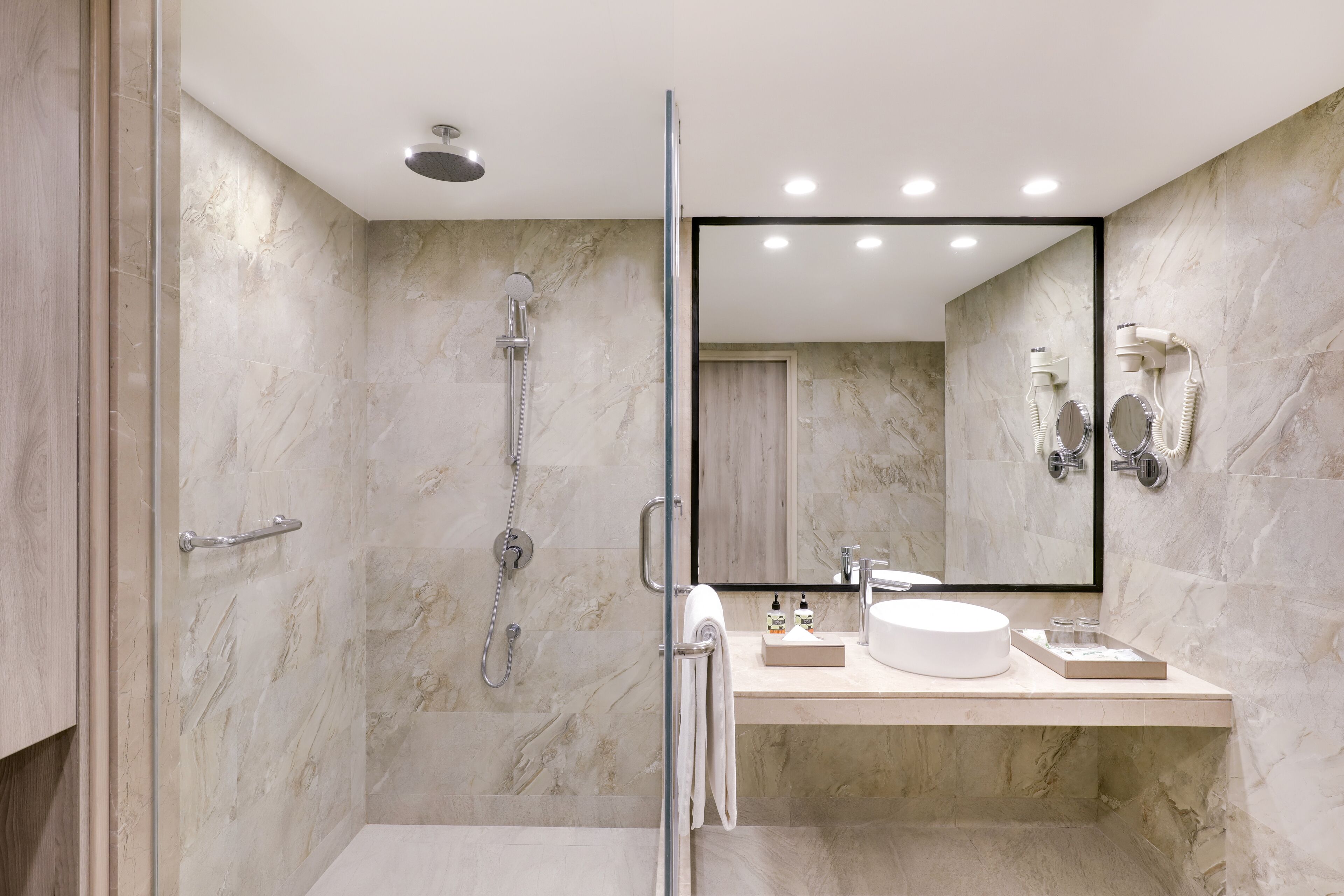 Photo - Lemon Tree Premier, Mumbai International Airport