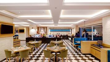 Petit déjeuner, déjeuner et dîner servis sur place