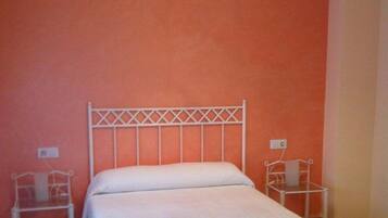 Double Room | Desk, soundproofing, free cots/infant beds, rollaway beds