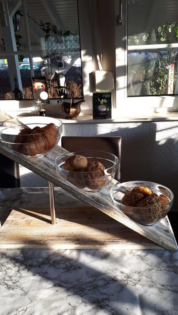 Daily buffet breakfast (EUR 6 per person) - Hotel Restaurant Anna (Ramstein-Miesenbach)