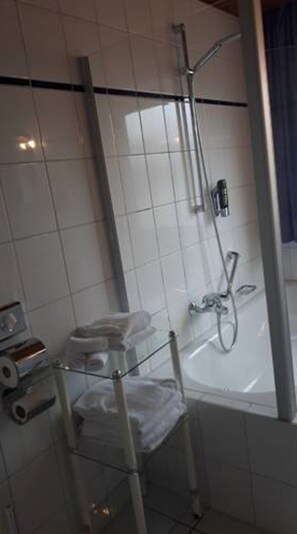 Free toiletries, hair dryer, towels, toilet paper - Hotel Restaurant Anna (Ramstein-Miesenbach)