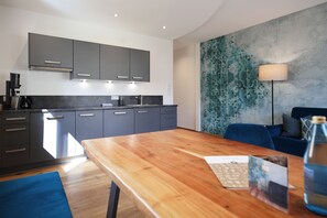 City Apartment, 2 Bedrooms, Balcony (Theaterplatz) | Living area | LED TV, heated floors - Residence Rösch (Merano)