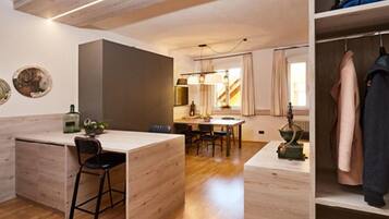 City Apartment, 1 Bedroom, City View (Sandplatz) | In-room dining