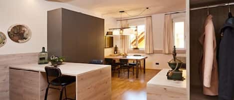 City Apartment, 1 Bedroom, City View (Sandplatz) | In-room dining