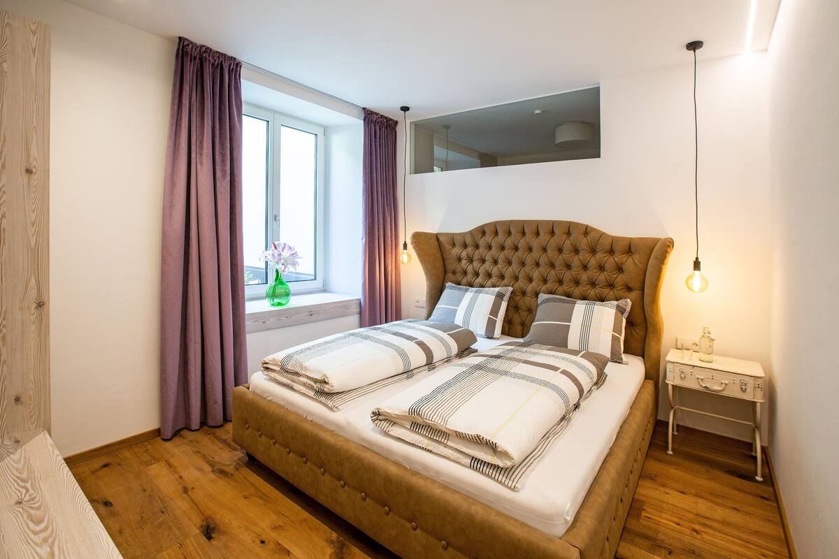 City Apartment, 2 Bedrooms, City View (Steinachplatz) | In-room safe, blackout drapes, soundproofing, iron/ironing board