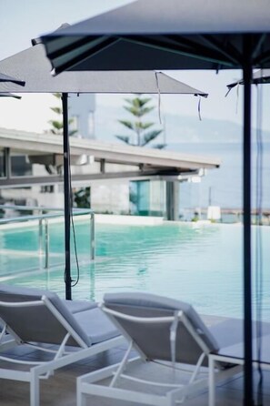 Seasonal outdoor pool, pool umbrellas, pool loungers - Hotel Agimi (Sarandë)