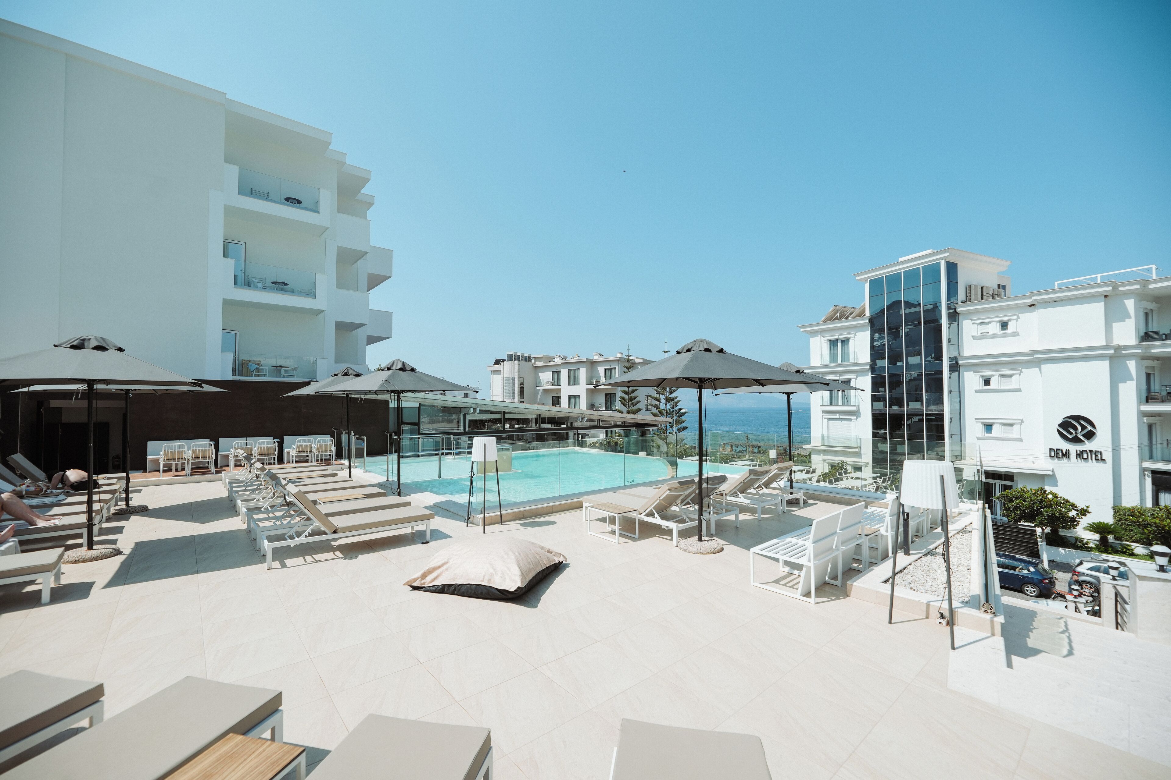 Una piscina al aire libre de temporada, sombrillas