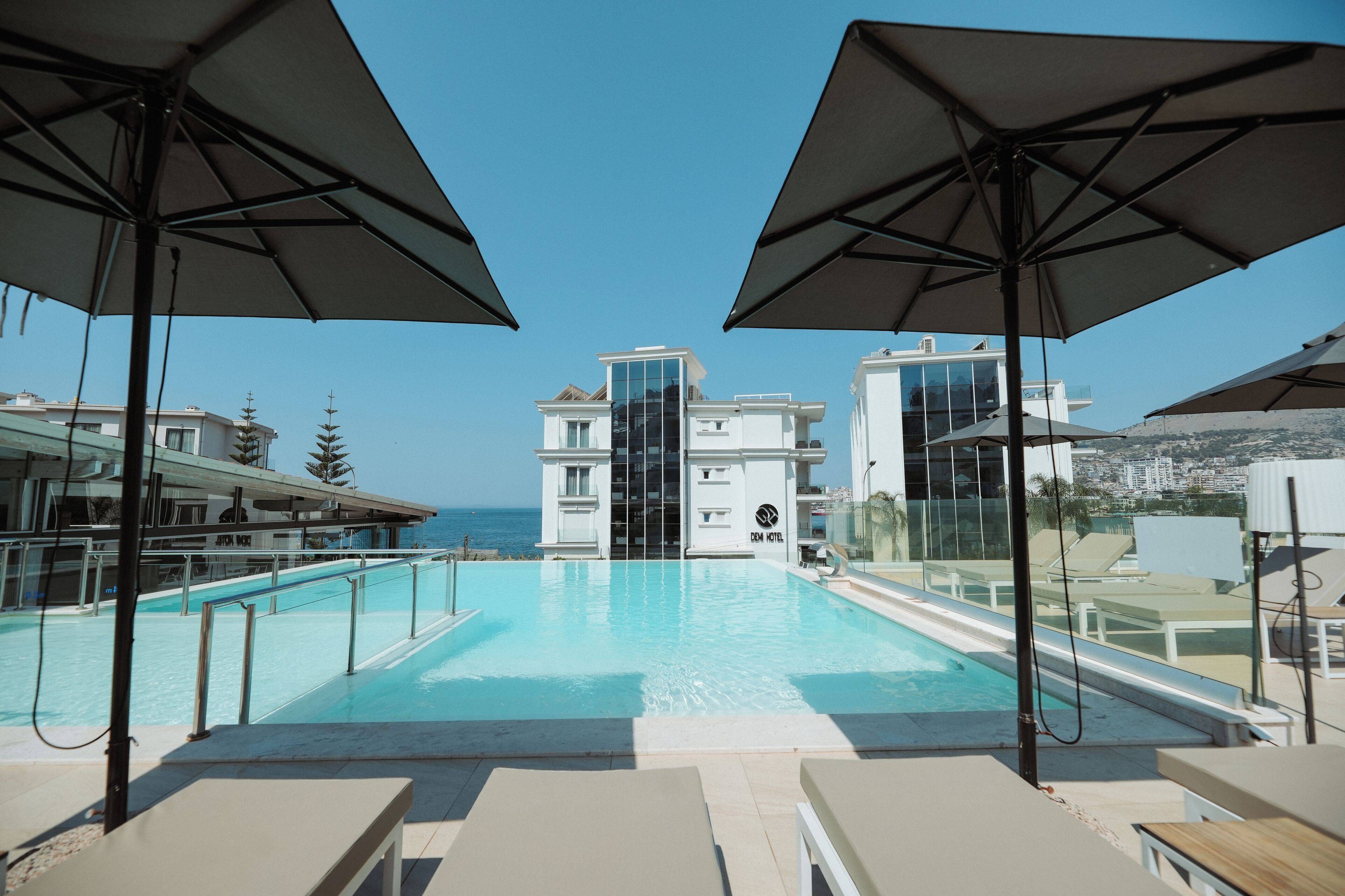 Piscina a l'aire lliure de temporada, para-sols i gandules 