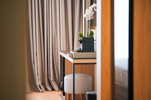 Kamar Twin, balkon, pemandangan laut | Seprai premium, minibar, dan brankas