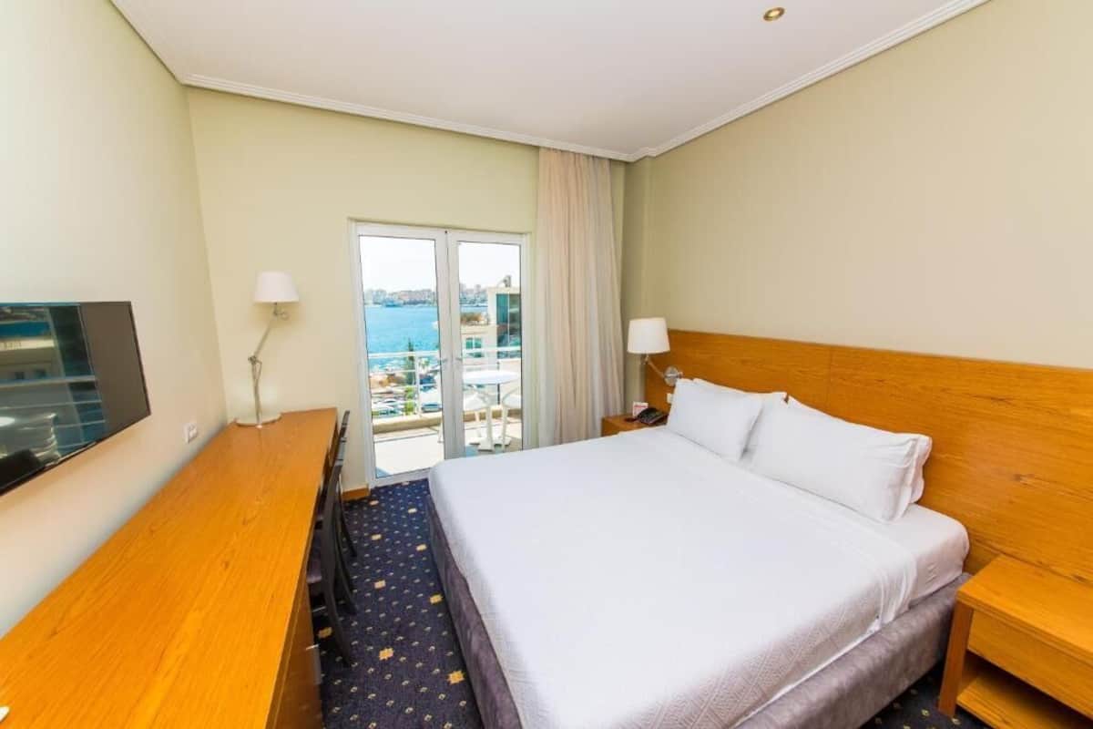 2 bedrooms, premium bedding, minibar, in-room safe