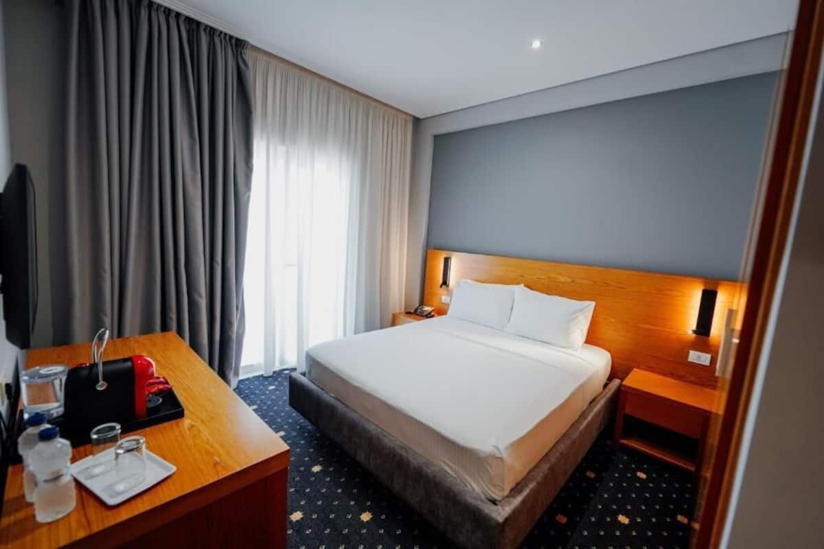 2 bedrooms, premium bedding, minibar, in-room safe