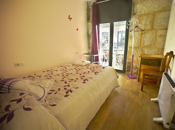 Cortinas opacas, wifi gratis, ropa de cama