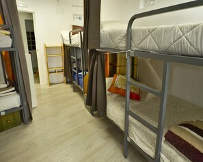 Dormitorio compartido, dormitorio mixto | Cortinas opacas, wifi gratis, ropa de cama