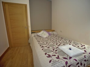 Double or Twin Room, Private Bathroom - Alfonso XII - Hostel (Redondela)