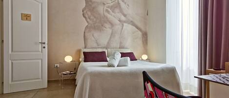 1 chambre, coffre-fort, bureau, fer et planche Ă repasser