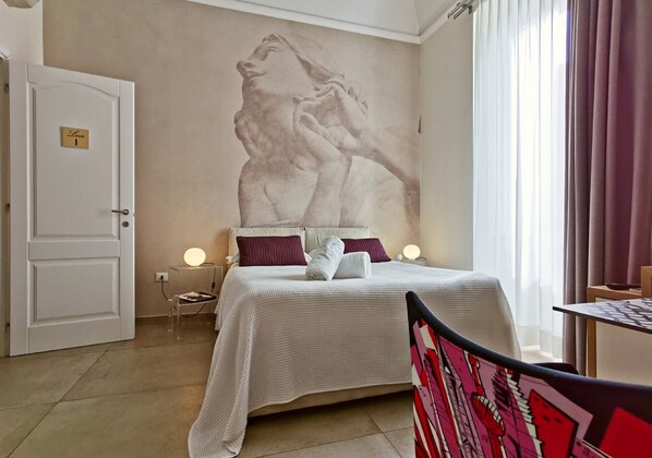 1 habitación, caja de seguridad en la habitación y escritorio 