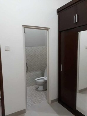 Rumah Standar | Kamar mandi | Shower dan handuk