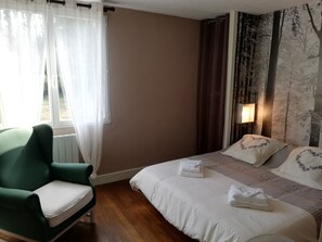 3 bedrooms, desk, iron/ironing board, travel crib - Gîte "Chez Polite" (Couleuvre)