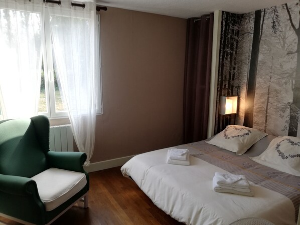 3 bedrooms, desk, iron/ironing board, travel crib - Gîte "Chez Polite" (Couleuvre)