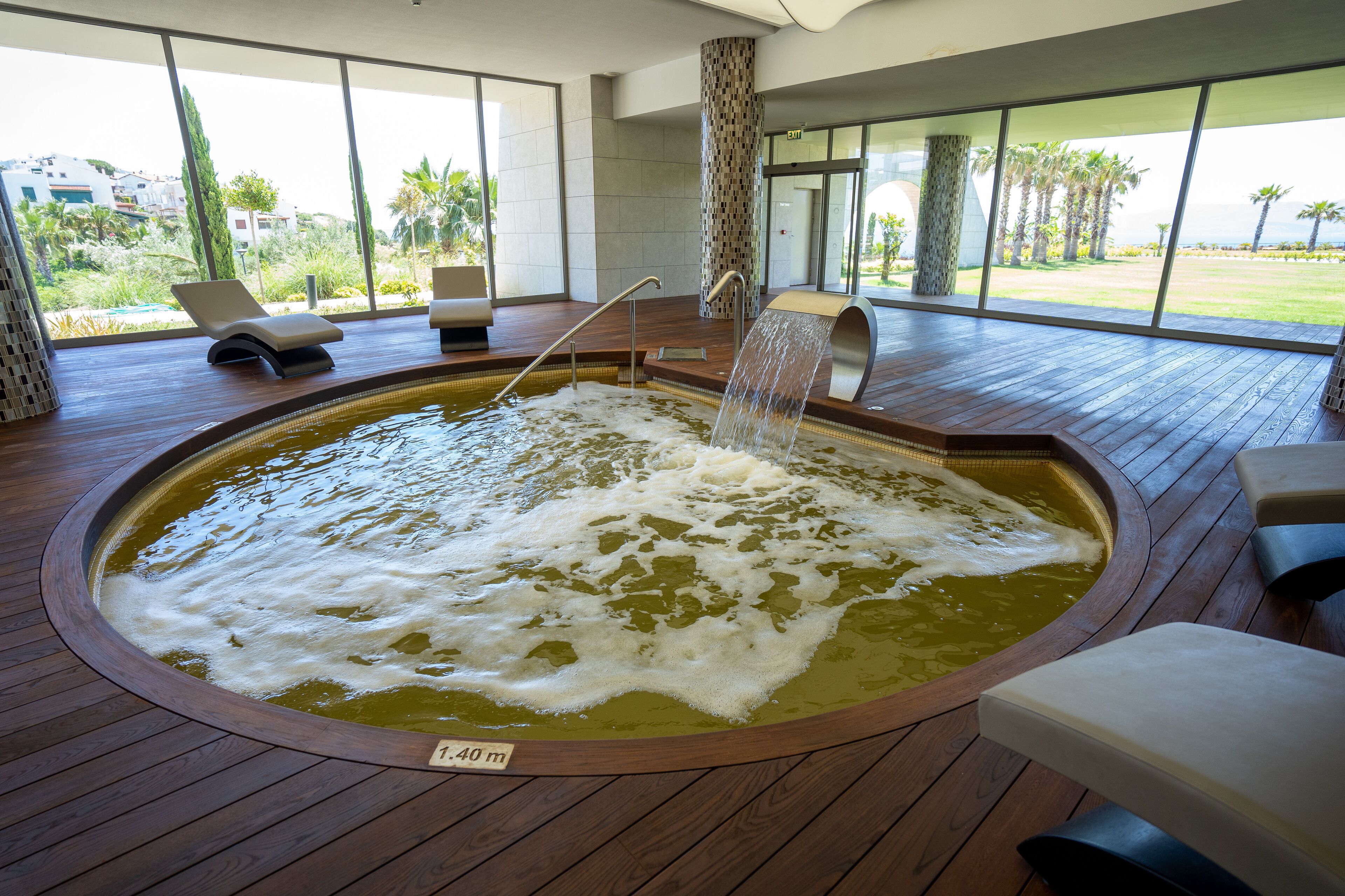 3 innendørsbassenger,utendørsbasseng, bassengparasoller og solsenger