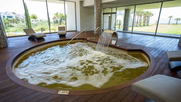 3 innendørsbassenger,utendørsbasseng, bassengparasoller og solsenger