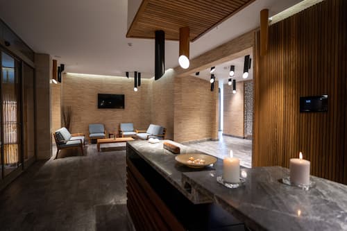 Behandelingskamers voor koppels, een sauna, een stoombad