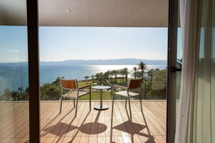 Hypo-allergenic bedding, minibar, in-room safe, laptop workspace