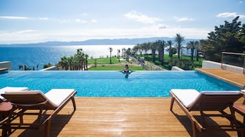 3 piscines couvertes, piscine extérieure, parasols de plage