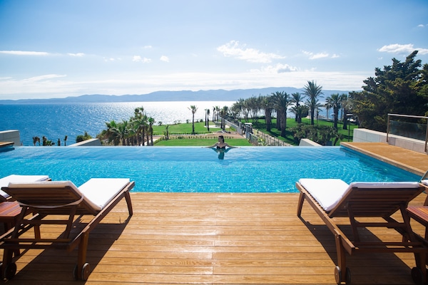 3 innendørsbassenger,utendørsbasseng, bassengparasoller og solsenger