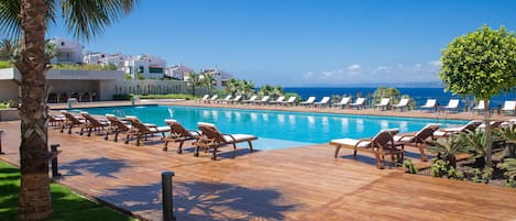 3 piscines couvertes, piscine extérieure, parasols de plage