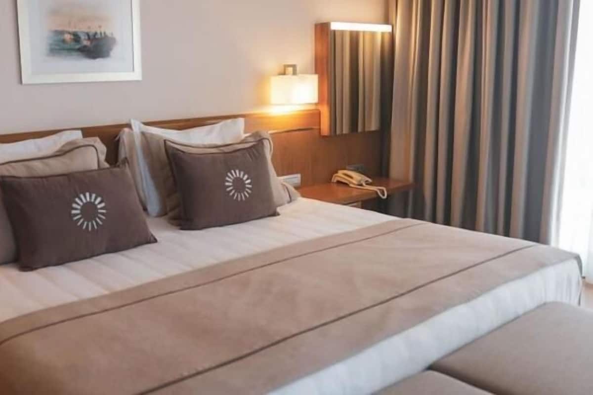 Hypo-allergenic bedding, minibar, in-room safe, laptop workspace