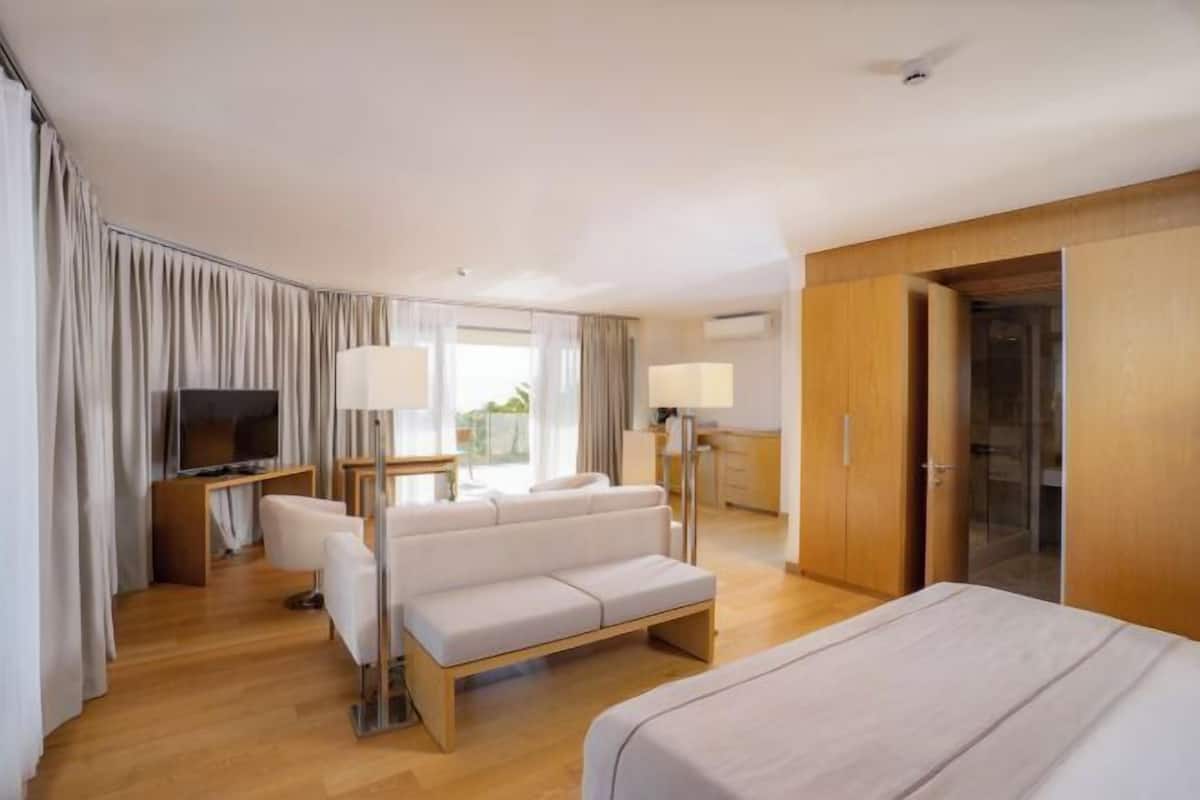Hypo-allergenic bedding, minibar, in-room safe, laptop workspace