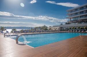 3 piscinas cubiertas, una piscina al aire libre, sombrillas, tumbonas