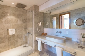 Dusche, Regendusche, Haartrockner, Bademäntel