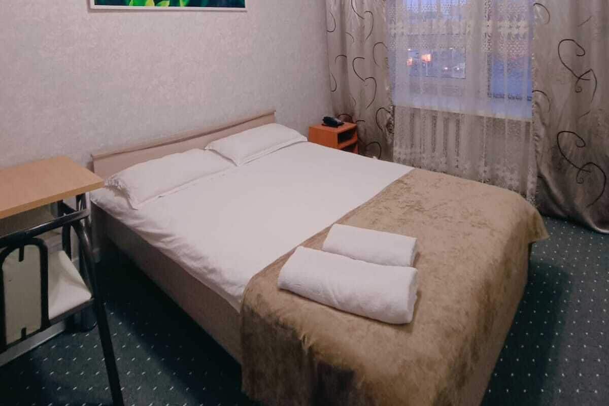Luxe beddengoed, donzen dekbedden, een kluis op de kamer, een bureau