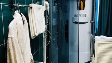 Suite, 1 chambre | Douche de la salle de bain