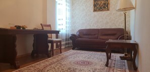 تلفزيون ذكي بحجم 70-بوصة يعرض قنوات تلفزيونية باشتراك مدفوع