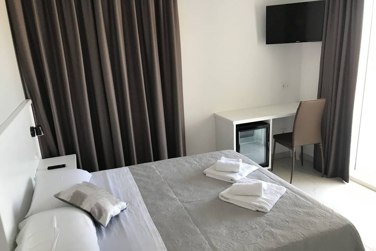 Traditional Double Room, 1 Queen Bed | In-room safe, soundproofing, WiFi (free)