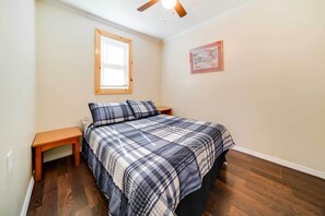 2 slaapkamers, een strijkplank/strijkijzer, internet, beddengoed