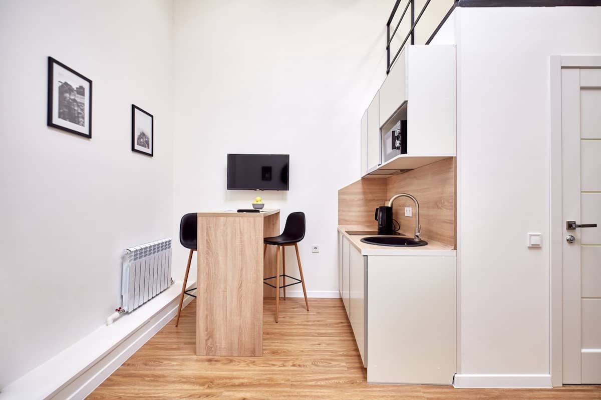 Apartamento Signature (Asgard) | Cocina básica privada | Frigorífico, microondas, placa de cocina y hervidor eléctrico