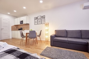 Studio (Stonghold) | Essbereich im Zimmer
